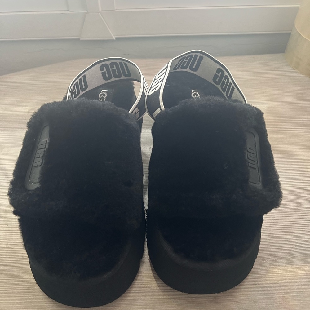 UGG slippers brand new Disco Fur Sandal in Black
UGG
Color:Black size 7